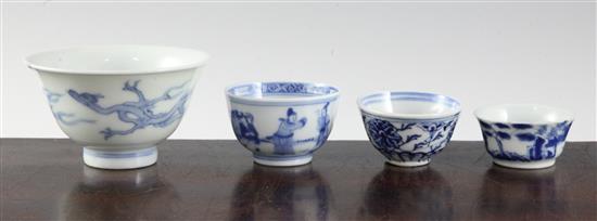 Four Chinese blue and white small bowls, Kangxi / Yongzheng period,